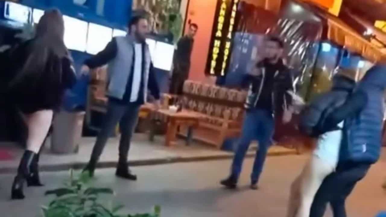 Taksim’de Kadınlar Arasında Laf Atma Kavgası!