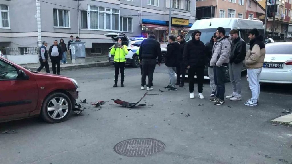 tekirdağ Çorlu’da otomobil ve motosikletin Çarpıştığı kaza araç kamerasına yansıdı