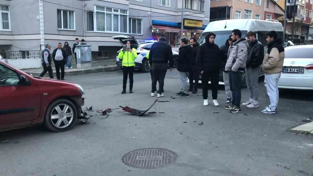tekirdağ Çorlu’da otomobil ve motosikletin Çarpıştığı kaza araç kamerasına yansıdı