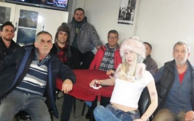 Aleyna Tilki’nin kahvehanede amcalarla poz vermesi olay oldu!
