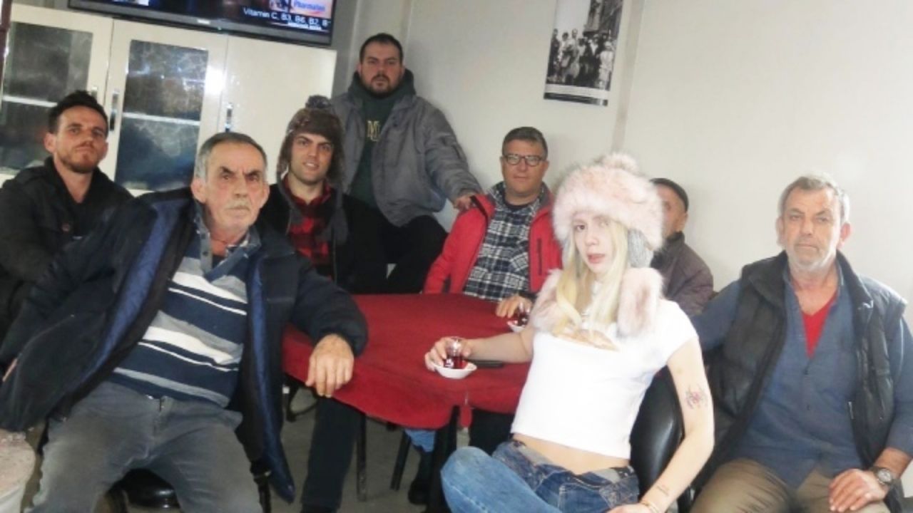 Aleyna Tilki'nin kahvehanede amcalarla poz vermesi olay oldu!