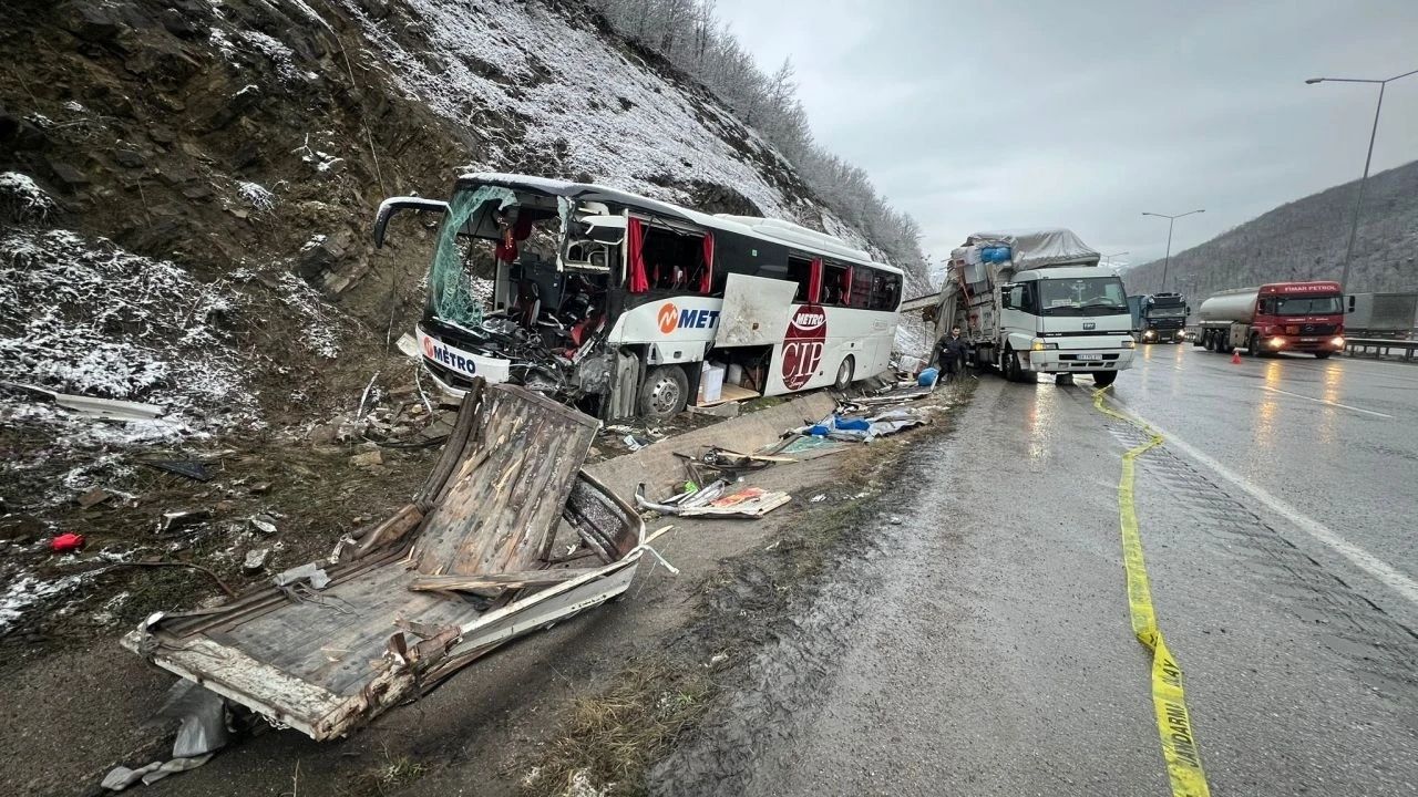 antalya ve samsun'da yolcu otobüsü kazası 1 Ölü, 44 yaralı