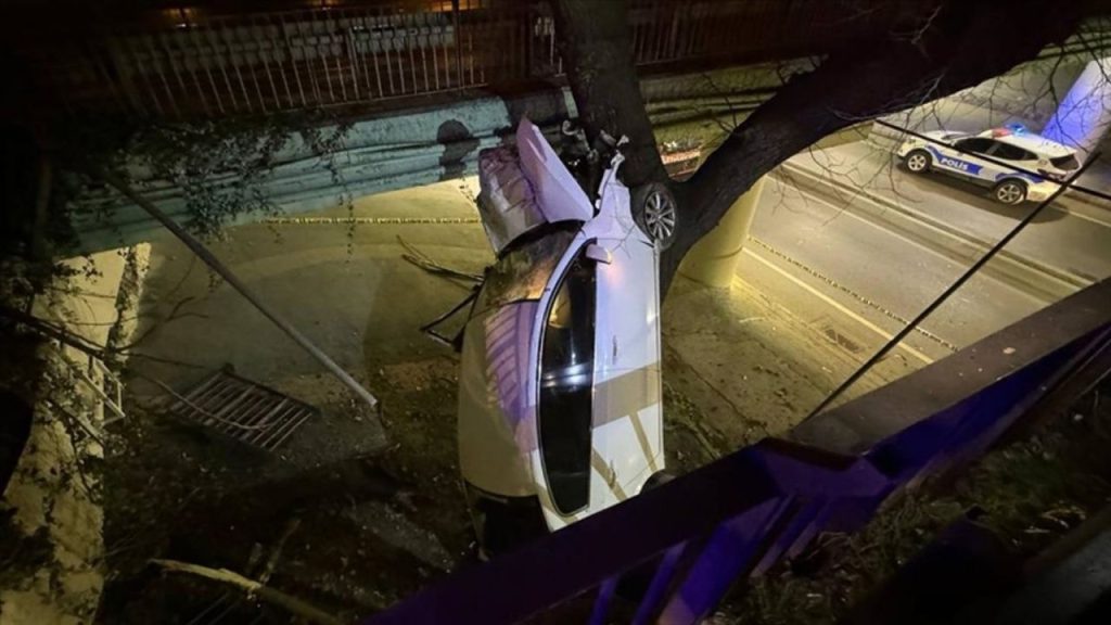 bakırköy'de kontrolden Çıkan araç viyadükten düştü sürücü hafif yaralandı