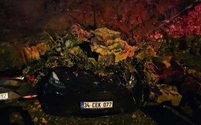 Beşiktaş’ta Duvar Çöktü, 8 Araç Enkaz Altında