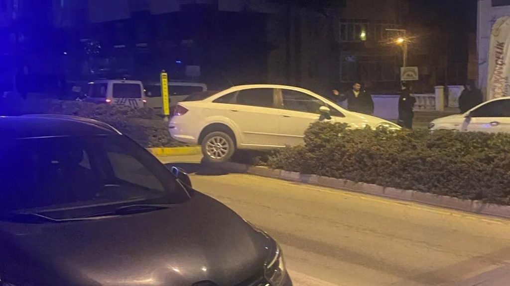 Çorum’da alkollü sürücünün yol açtığı trafik kazası araç refüjde askıda kaldı