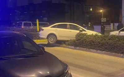 Çorum’da Alkollü Sürücünün Yol Açtığı Trafik Kazası: Araç Refüjde Askıda Kaldı