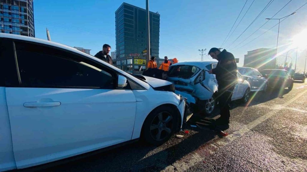 diyarbakır'da zincirleme trafik kazası 2 kİŞİ yaralandı