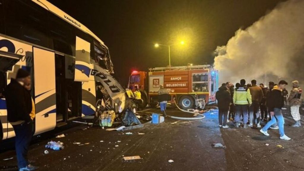 gaziantep'te feci zincirleme trafik kazası 1 Ölü, 19 yaralı