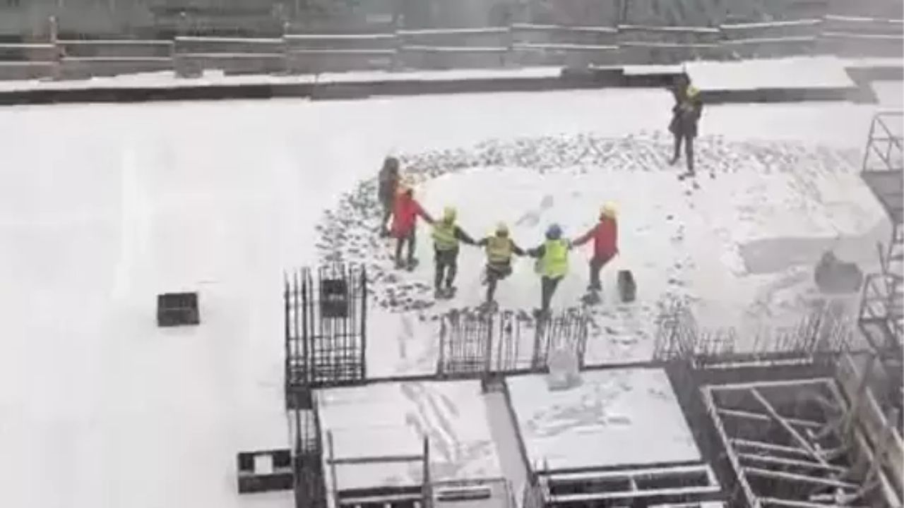 İnşaat işçileri kar altında horon çekti