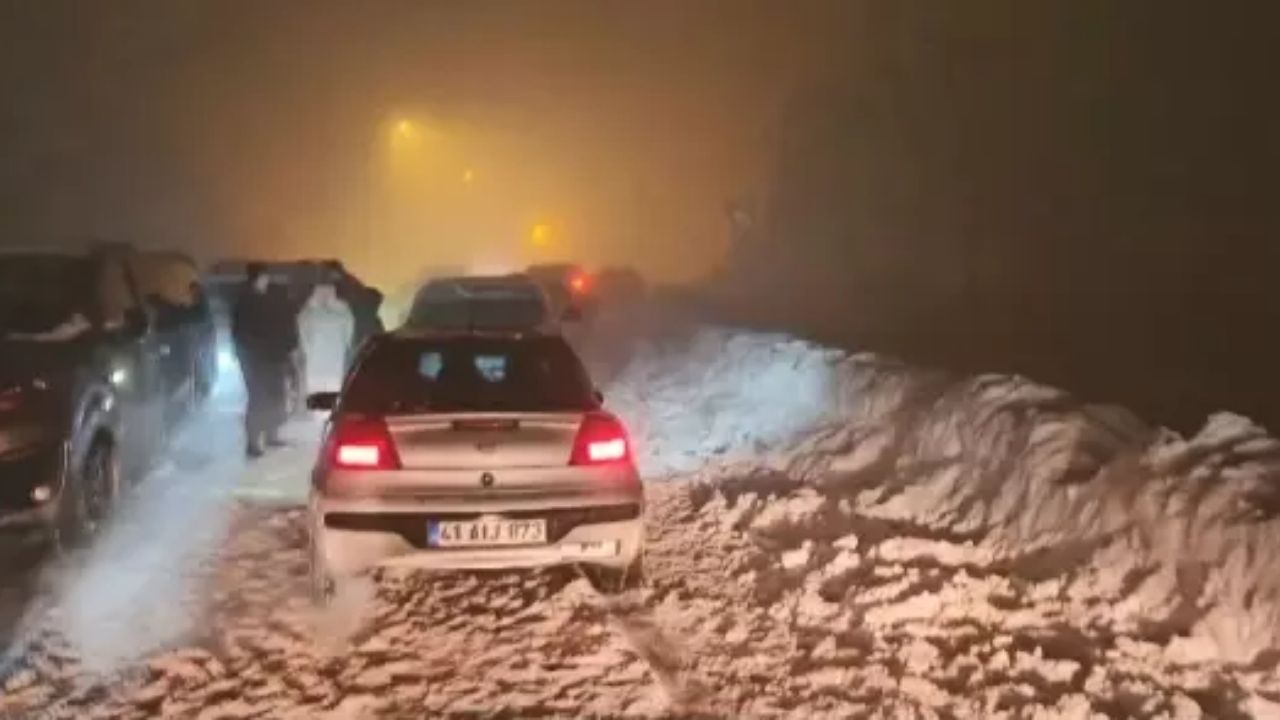 İstanbul'un Hemen Yanı Başında Yüzlerce Araç Kar Altında Mahsur Kaldı