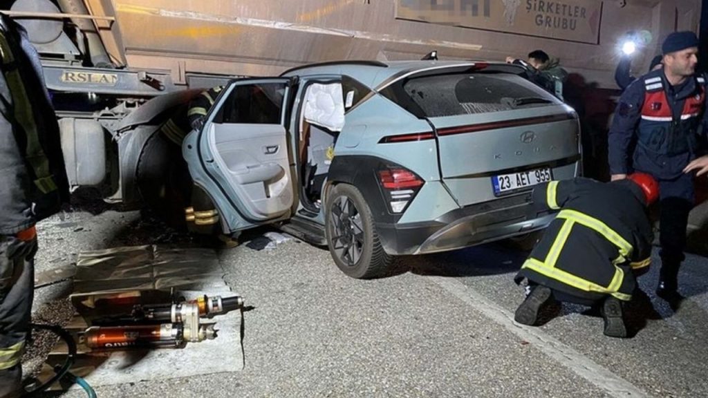 manisa'nın kula İlçesinde feci kaza kum yüklü kamyona İki araç Çarptı