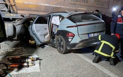 Manisa’nın Kula İlçesinde Feci Kaza: Kum Yüklü Kamyona İki Araç Çarptı