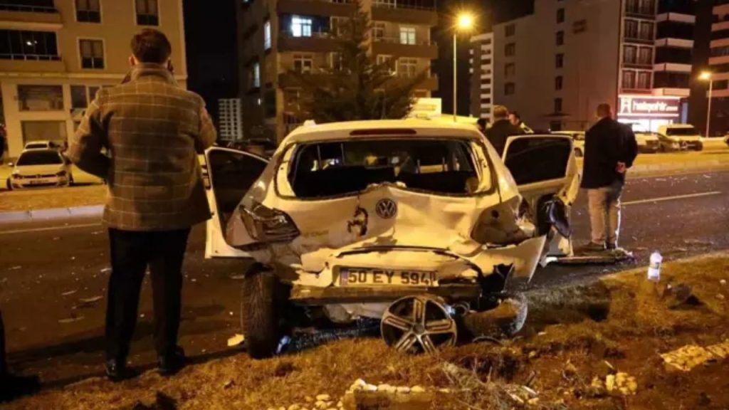 nevşehir’de kaza sürücü yaralı arkadaşlarını bırakıp kaçtı, 5 kişi yaralandı