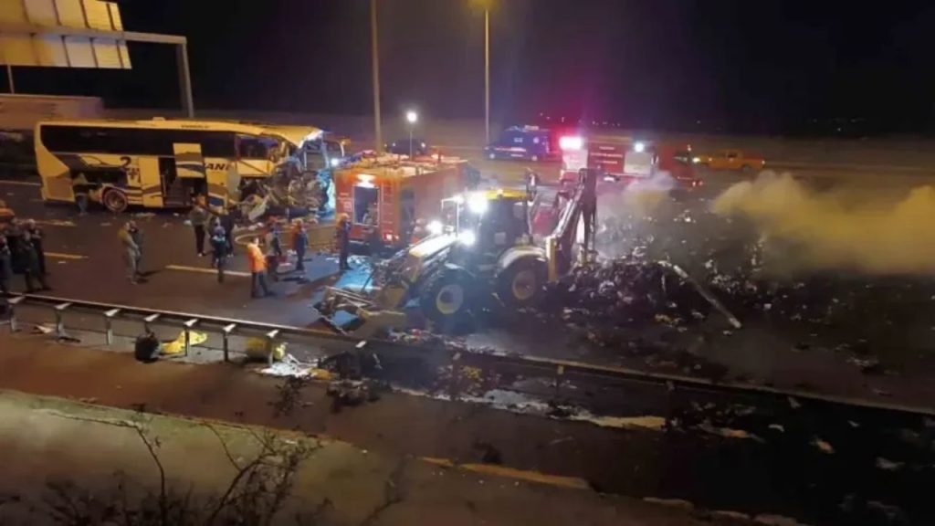 tag otoyolu'nda feci kaza araçlar alev topuna döndü, 1 Ölü, 19 yaralı