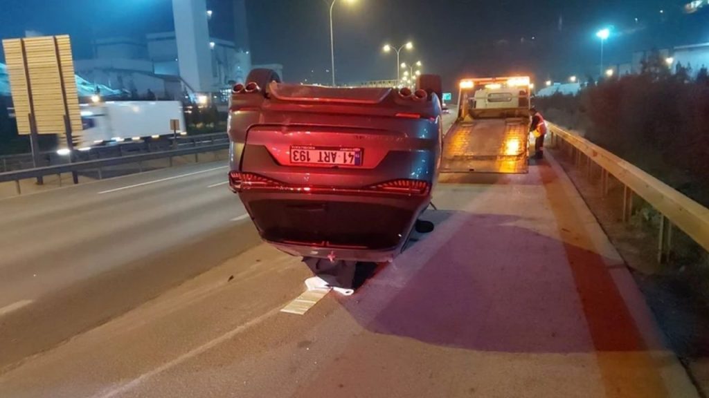  tem otoyolu'nda feci kaza bariyere Çarpan cip devrildi, taksi Çarptı