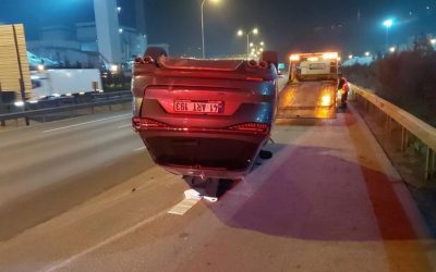 TEM Otoyolu’nda Feci Kaza: Bariyere Çarpan Cip Devrildi, Taksi Çarptı