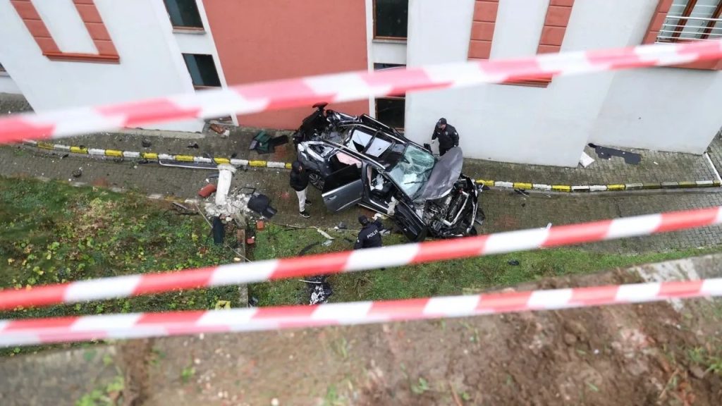  trabzon’da feci kaza araç bahçeye uçtu, 2 kişi yaralandı