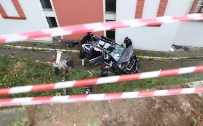 Trabzon’da Feci Kaza: Araç Bahçeye Uçtu, 2 Kişi Yaralandı