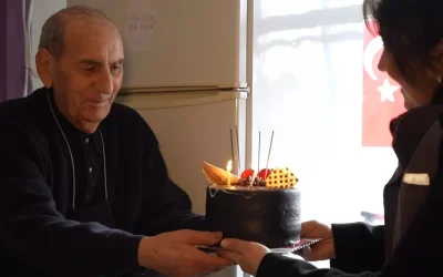 Belediye, 85 Yaşındaki Gönüllünün İlk Doğum Gününü Kutladı