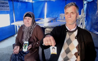 Arkadaşıyla Mesajlaşan Genç Kız Sevgilisini Bıçakladı