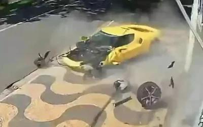 14 Milyonluk Ferrari, Duvara Çarpıp Hurdaya Döndü