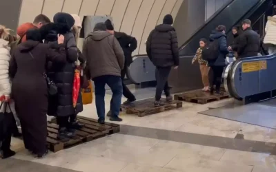 Metrobüs Alt Geçidi Suyla Dolu, Vatandaşlar Diz Üstü Sular İçinde!