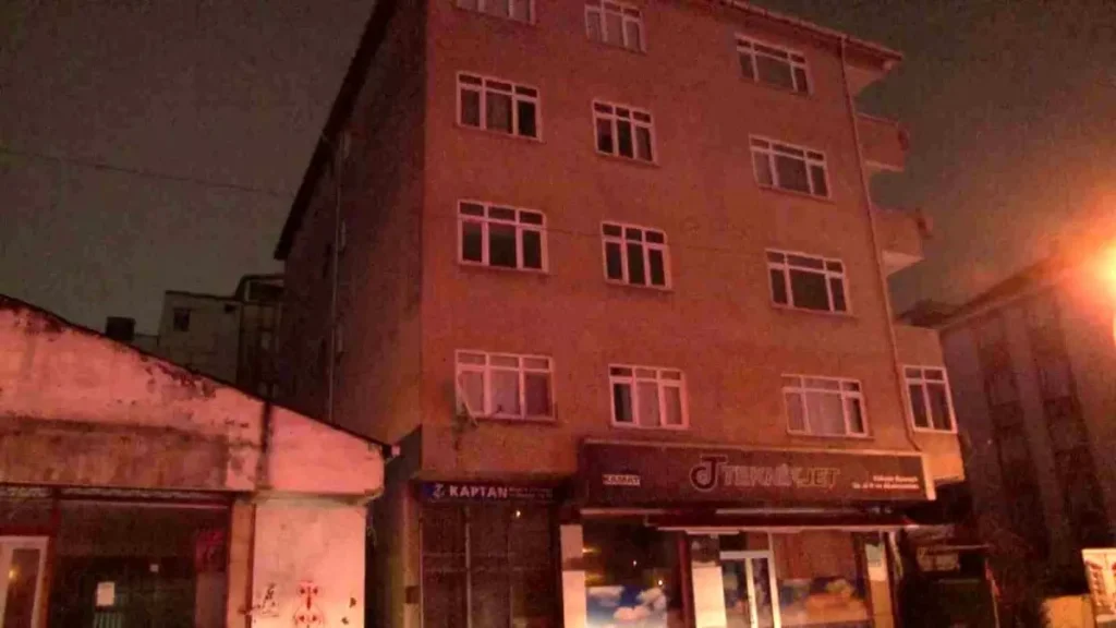 tuzla da yikilma tehlikesi olan bina bosaltil 18353137 amp.jpg