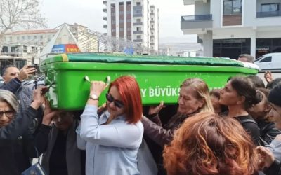 Eş tarafından satırla öldürülen Sevcan’ın tabutunu kadınlar taşıdı
