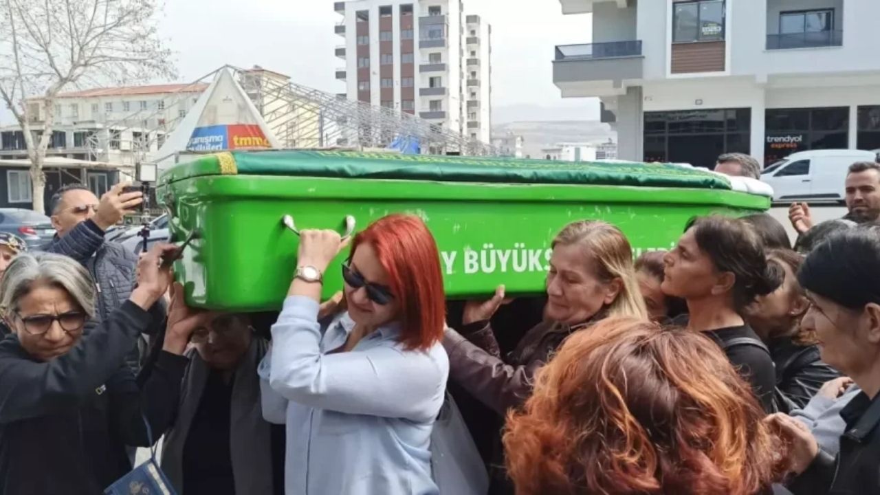 Eş tarafından satırla öldürülen Sevcan'ın tabutunu kadınlar taşıdı