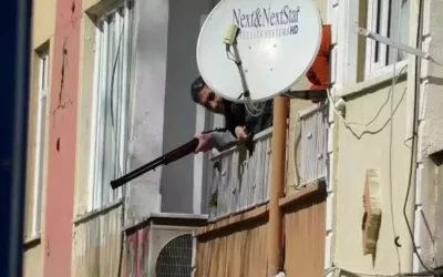 Çanakkale’de komşusunu ve polis memurunu yaralayan şahıs, annesini rehin aldı