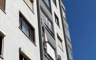 Genç kız, çarşafları bağlayarak inmeye çalışırken 4. kattan düştü