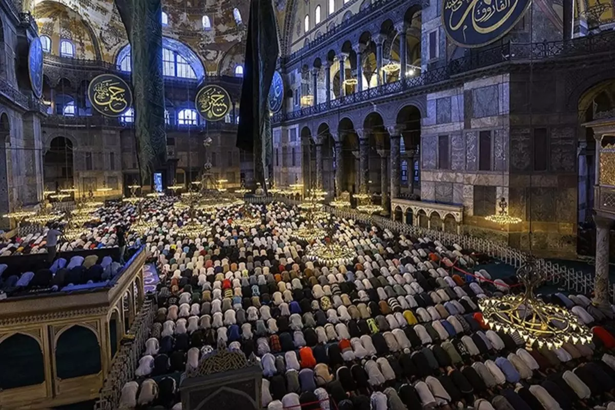 diyanet-duyurdu-iste-il-il-bayram-namazi-saatleri-18484232_428_amp.jpg