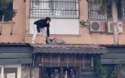 Evinin çatısından girmeye çalışırken ölüm tehlikesiyle karşılaştı