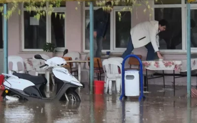 Kahvehaneyi su bastı, vatandaşlar sandalyelerle kaçtı.