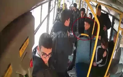 Okuldan çıkan öğrenciler arasında bıçaklı kavga: Otobüs şoförü müdahale etti
