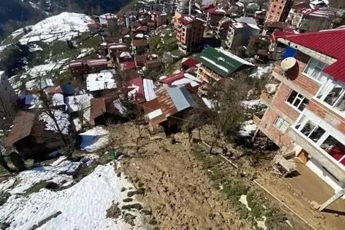 rize-deki-heyelan-nedeniyle-18-ev-icin-tahliye-18437732_234_amp.jpg
