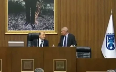 CHP’li başkan vekili mikrofonu unutup partililere küfretti