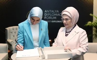 Emine Erdoğan, Ahmet Şara’nın eşi Latife El Durubi’nin de imzasını aldı