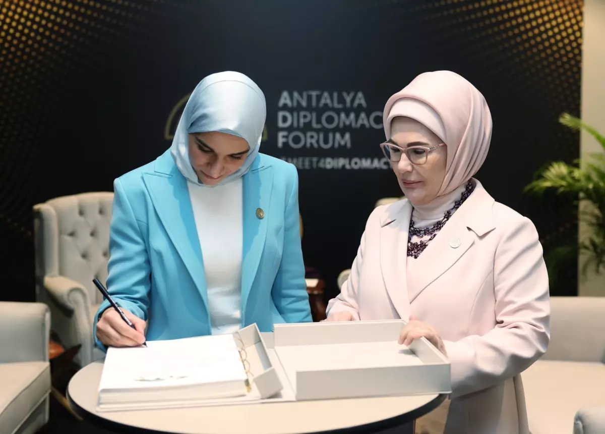 emine-erdogan-ahmet-sara-nin-esi-latife-el-18506488_849_amp.jpg