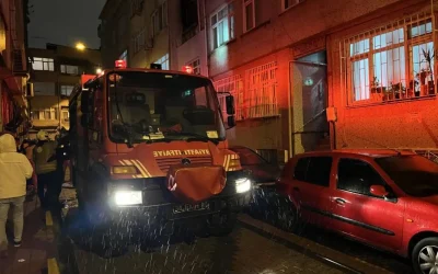 Fatih’te Üç Katlı Binada Çıkan Yangında İki Ev Hasar Gördü