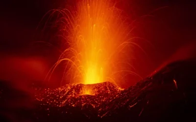 Etna Yanardağı İtalya’da Kül ve Lav Püskürttü