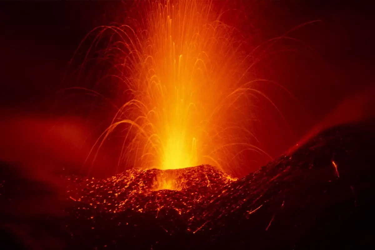 italya-da-etna-yanardagi-kul-ve-lav-puskurttu-18493104_1757_amp.jpg