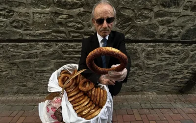 Kravatlı Simitçi: Tarihi Çarşıları Gezen Simit Satıcısı