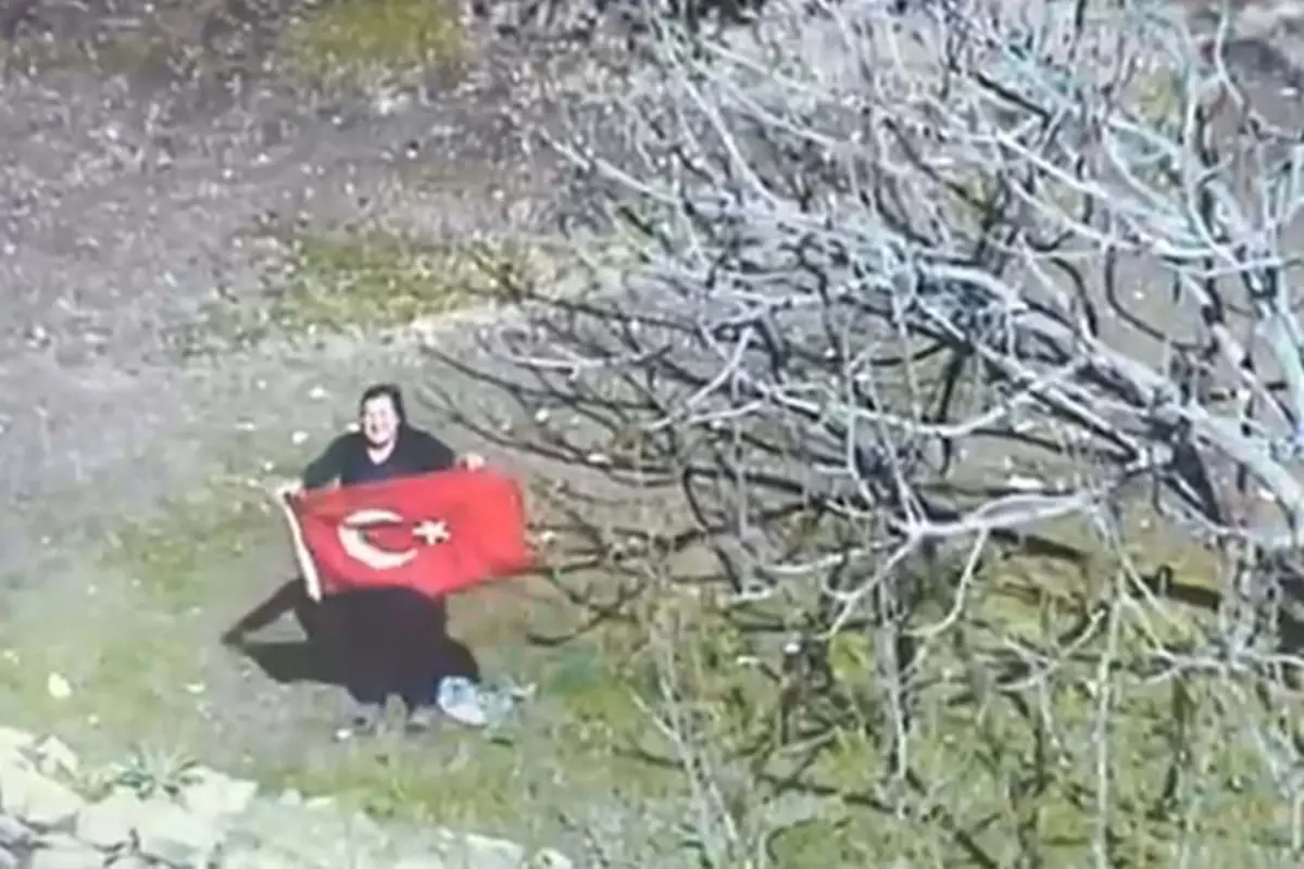 mugla-da-bir-kadin-turk-bayragi-acarak-18495391_5432_amp.jpg