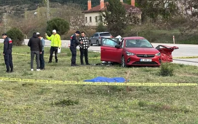 Tır ile otomobil çarpıştı: 4 ölü