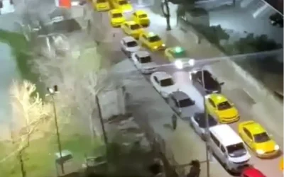 Taksiciler, öğrencilere levyeyle saldırdı!