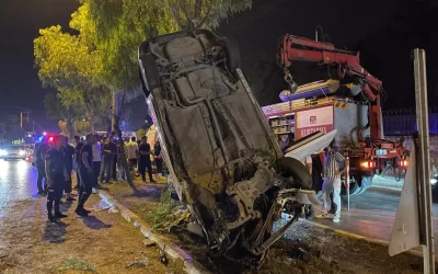 Adana’da kontrolden çıkan araç refüje çarptı, 5 yaralı
