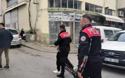 Kaçmaya çalışırken kaza yapan hırsız yakalandı
