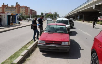 Yakıtsız kalan otomobili çaldı, diğerini çalışırken çaldı!