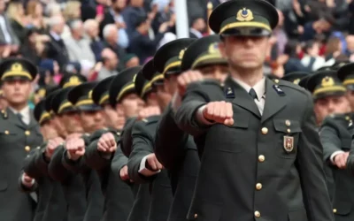 Cumhurbaşkanının TSK’da ihraç yetkisi düzenlemesi geri çekildi.